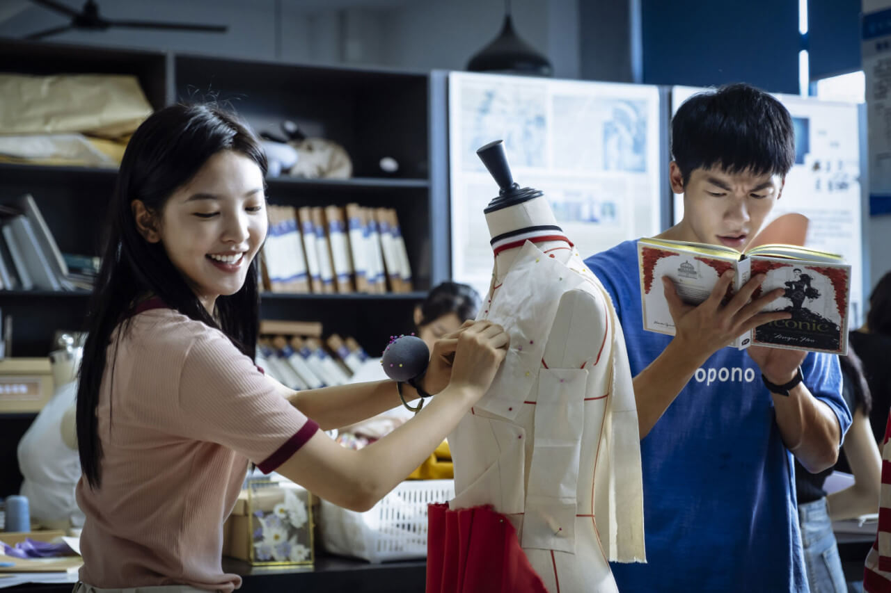 대학교에서 재회한 두 주인공이 요우 용츠의 의상 만드는 옆에서 책을 보는 모습