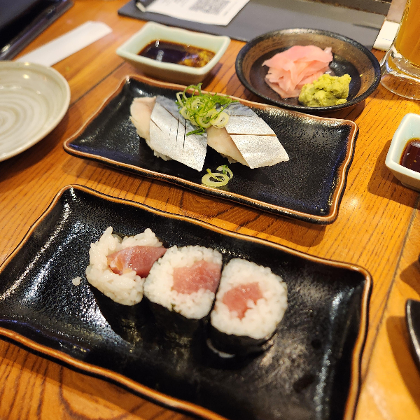 테이블 위에 김 마끼와 초밥이 올려져 있다.