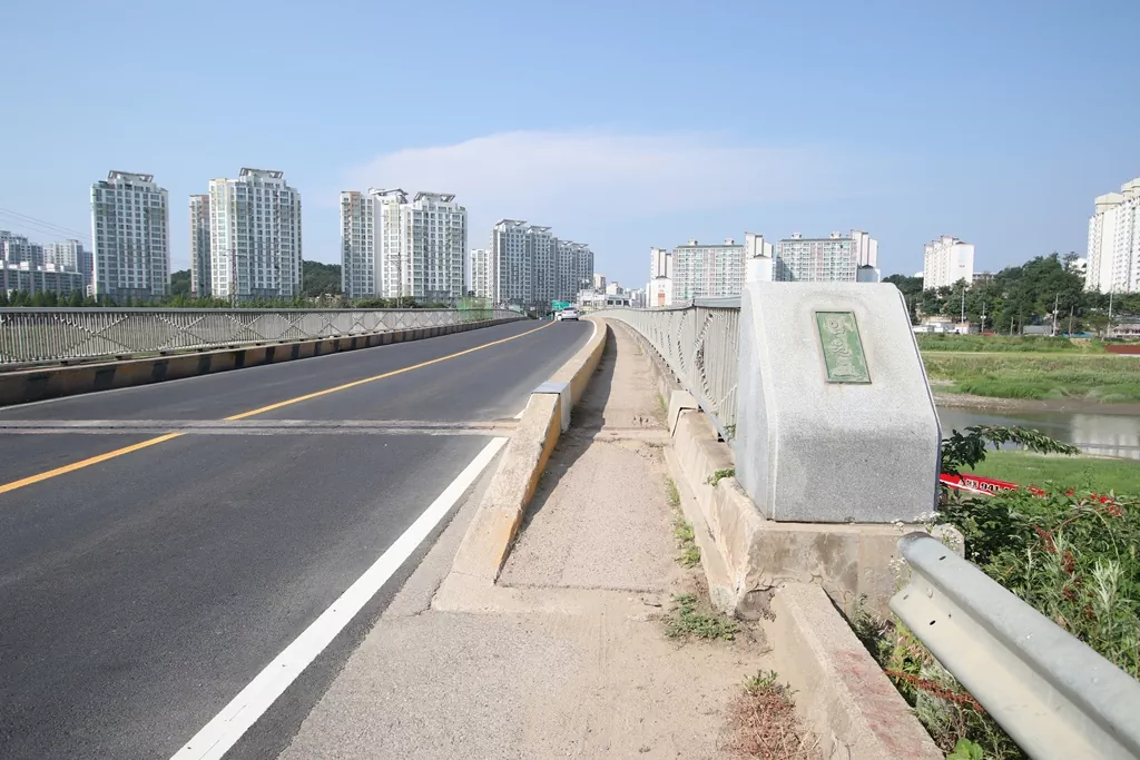 평화누리길 7코스 후반부에 위치한 임진강 하류로 향하는 임월교 사진