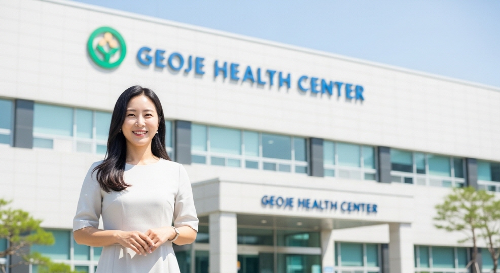 거제 보건소 앞에서 미소 짓는 여성