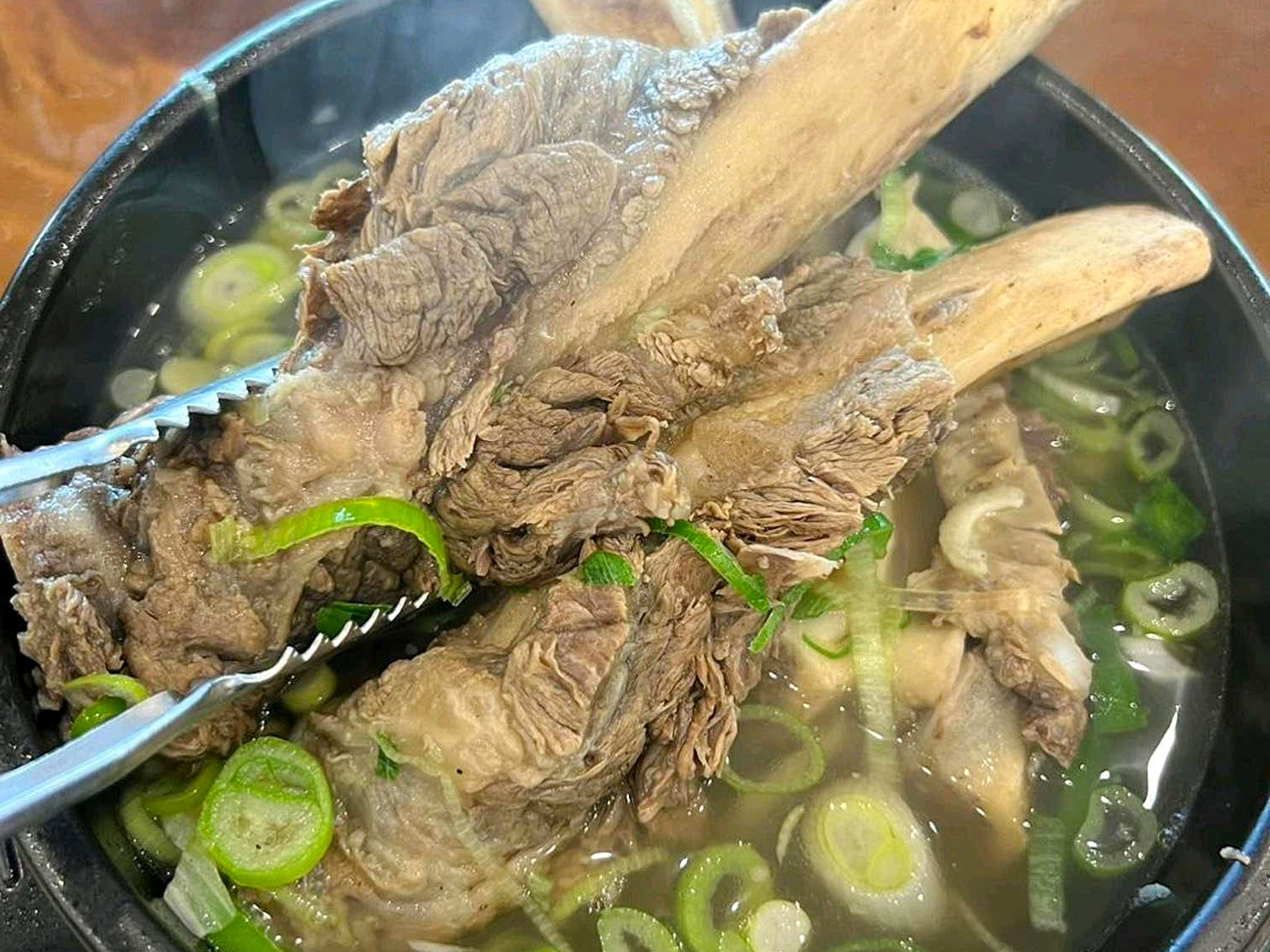 갈비탕 속 갈빗대에 고기살이 붙어있는 사진