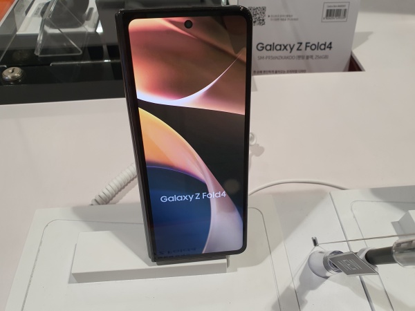 갤럭시-폴드4-거치-모습