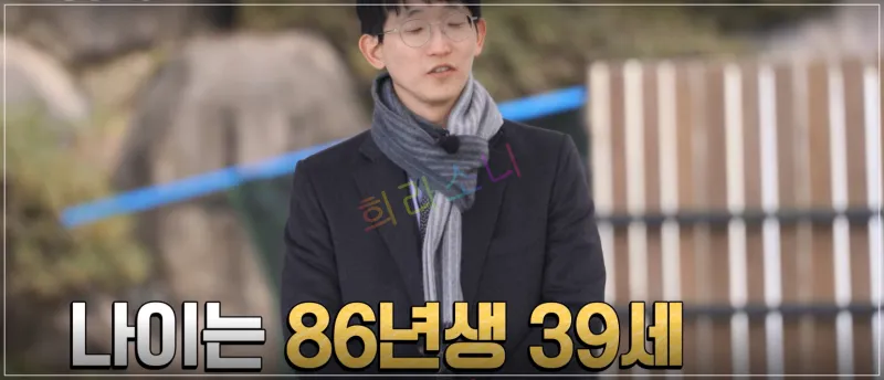 광수가 같은 장소에서 이야기를 하고 있다. 얼굴에는 온화한 미소를 띠고 있으며&amp;#44; 배경은 자연 풍경이다. 자막: 