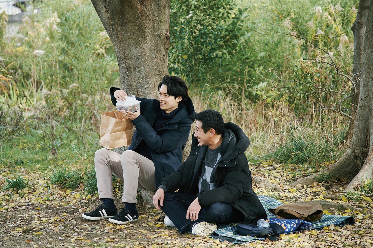 새벽의 모든 결말 스틸컷 속 주말을 함께 보내며 행복해하는 남자 주인공