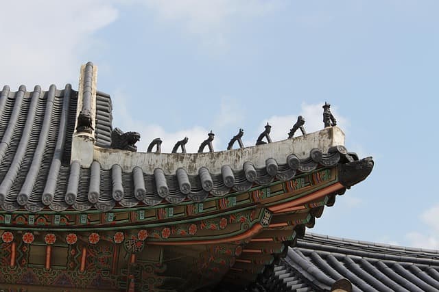 한옥 처마선, 마음을 감싸는 곡선의 건축