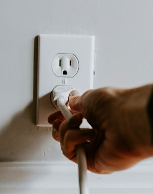 콘센트에 코드를 꽂는 사진,출처: unsplash 제공