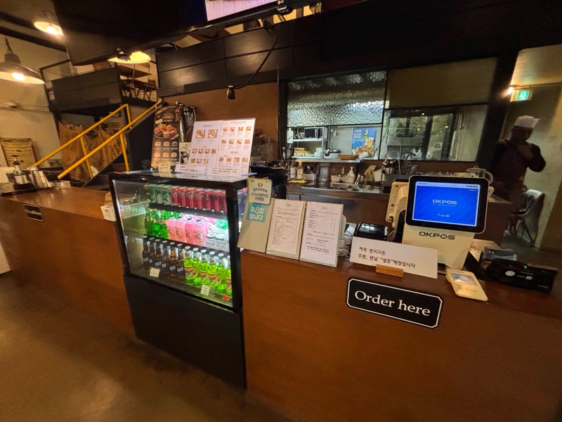 인도커리 빈103 계산대와 셀프주문대, 오픈 주방 모습
K-curry house VIN103 self-order counter and open kitchen scene in Guri, Korea