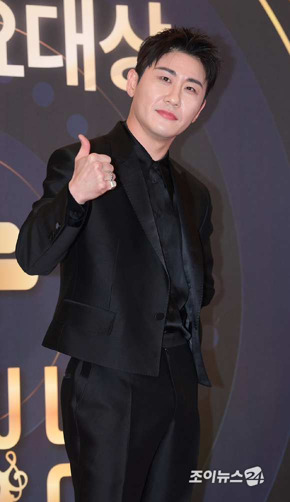 가수 영탁이 19일 서울 송파구 올림픽공원 KSPO DOME에서 진행된 &#39;제 32회 서울가요대상&#39; 레드카펫 행사에 참석해 포즈를 취하고 있다. [사진=정소희 기자]