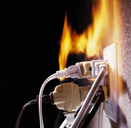 주택-콘센트에-불이나는-모습