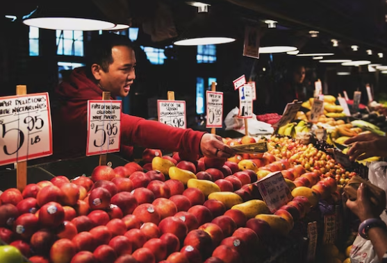 한-남자가-과일을-사고-채권이-성립하여-돈을-지불하고-있다