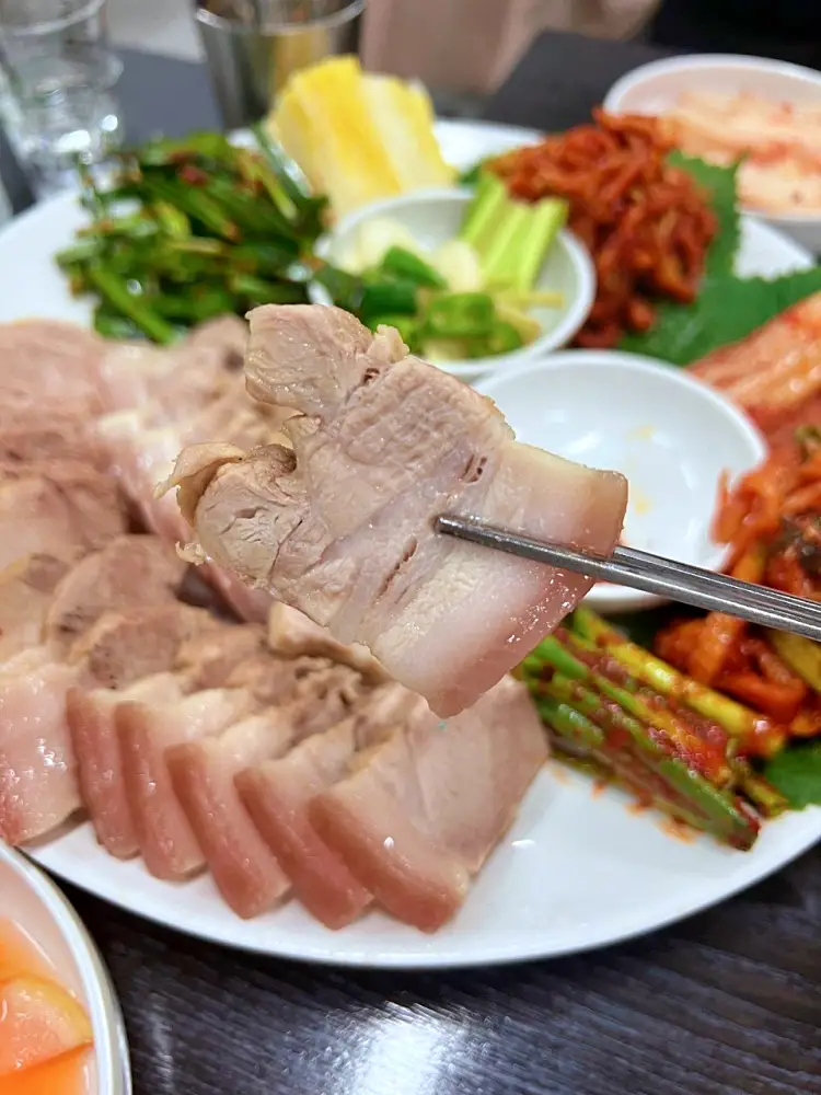 줄서는식당 돼지와 소의 8가지 부위 삶은 수육 제복쟁반, 자가제만 메밀면 직접 짠 들기름 막국수 맛있는 술집 강남역 맛집 소개