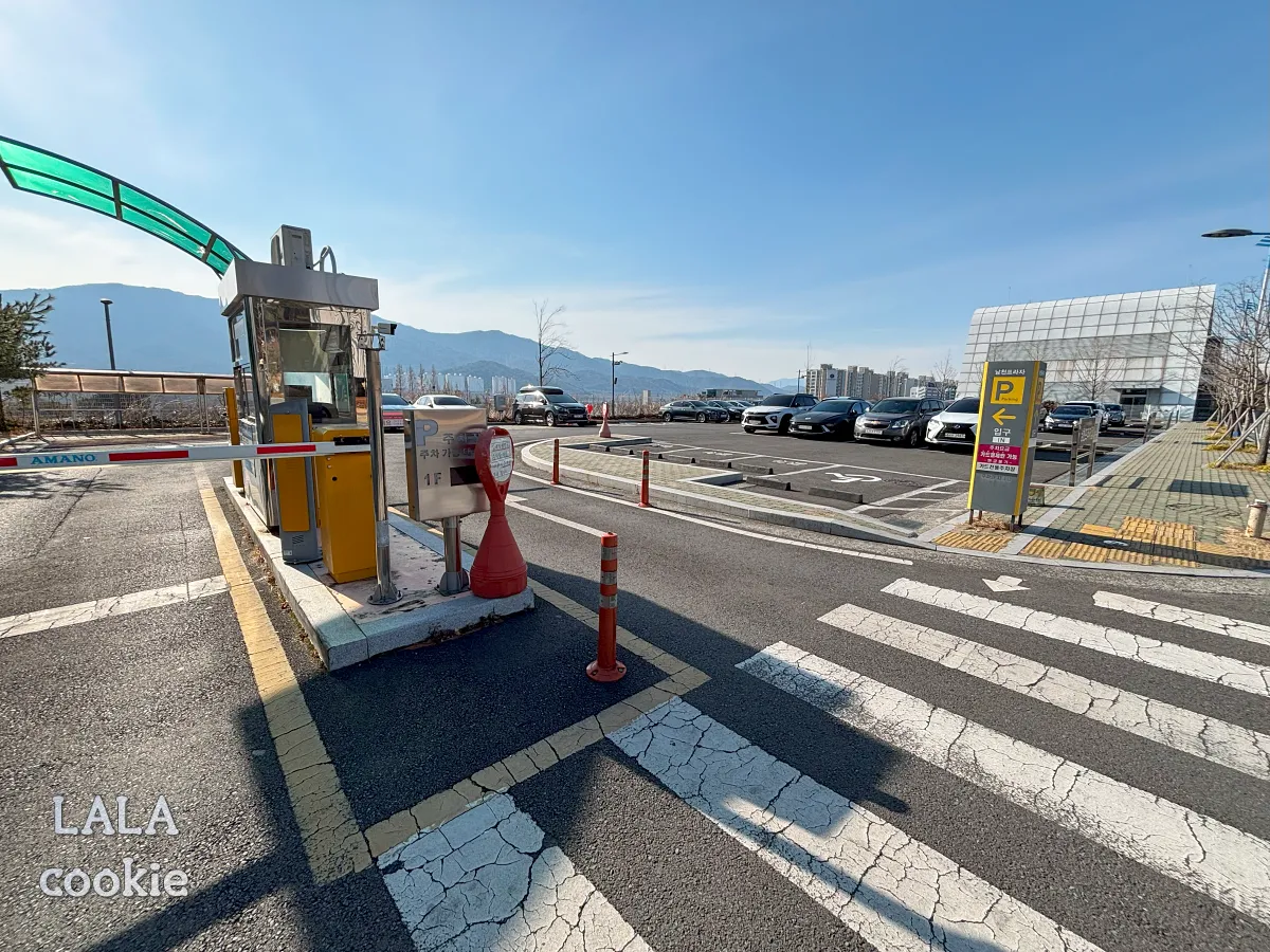 창원-조용한-카페-추천-투썸플레이스-주차장