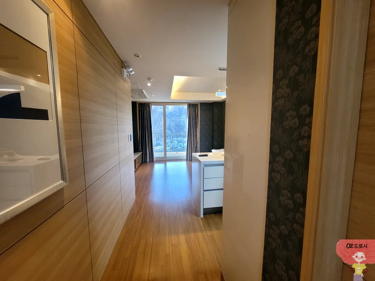 경기도-양평-쉐르빌호텔-스위트룸-입구-테라스와-아이리쉬식탁-일부-보임