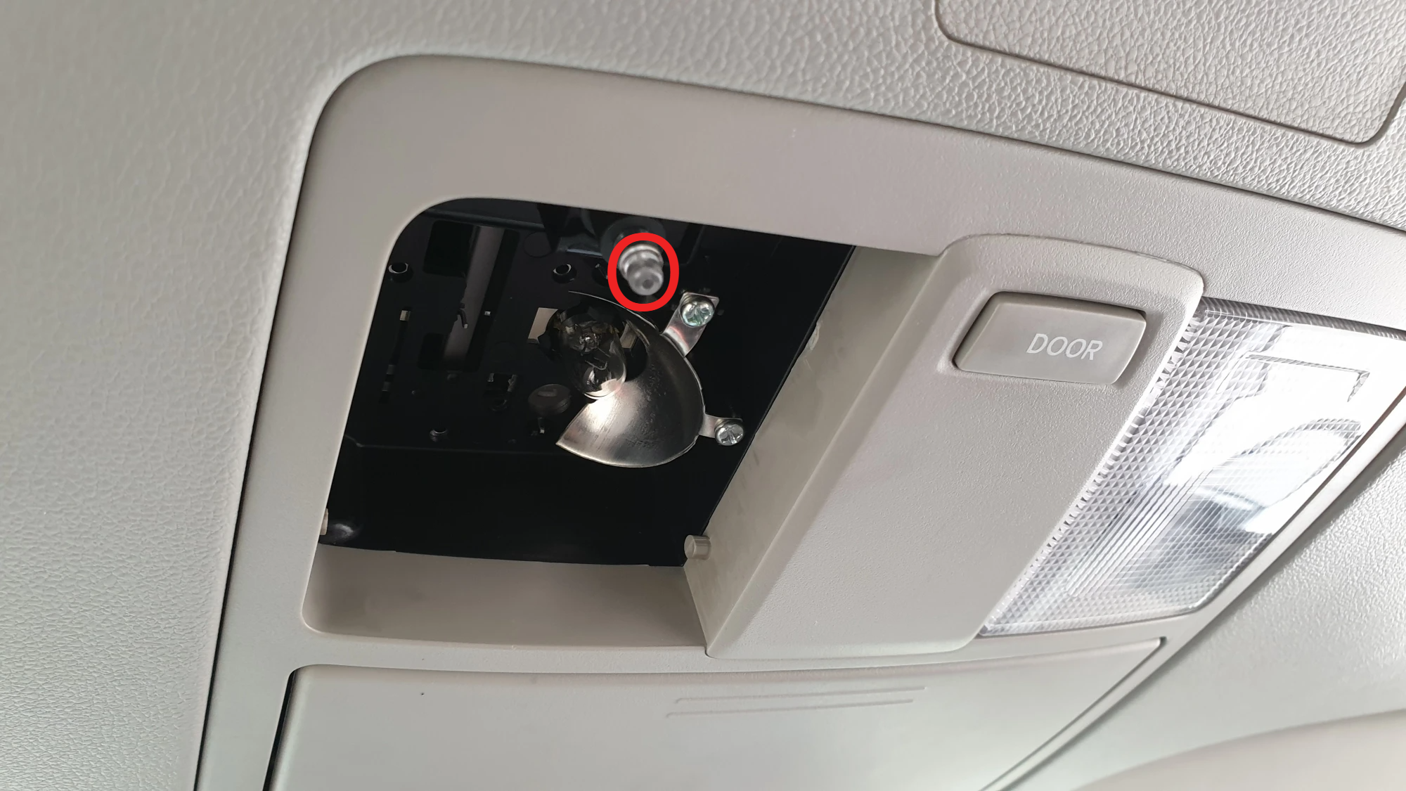 실내등 램프 끼운 모습