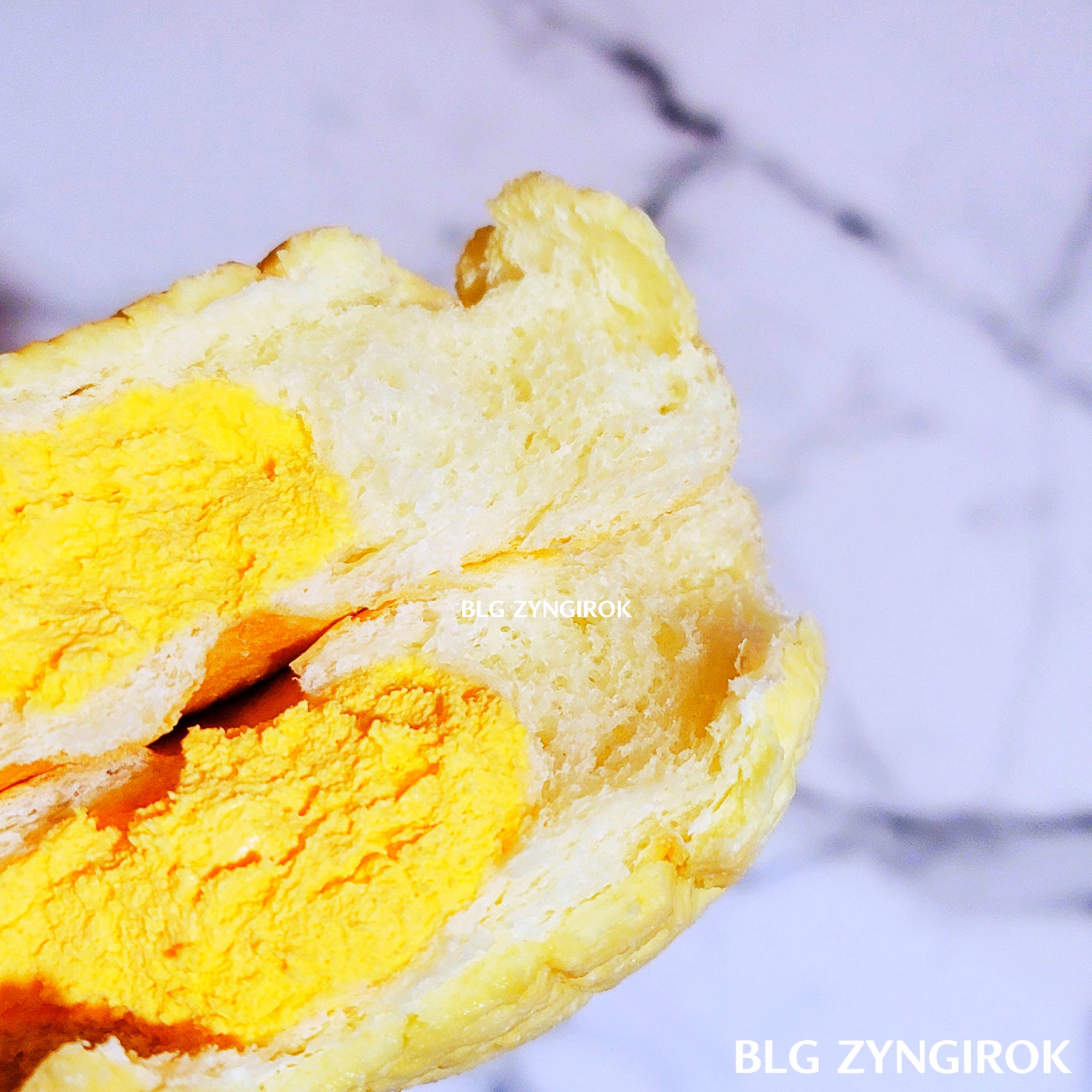 포켓몬스터빵-피츄의-달콤고소-황치즈-크림빵을-반가른-모습이다.