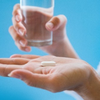 고혈압-약은-정시에-먹어야해서-물한컵을-들고-약먹으려는-모습