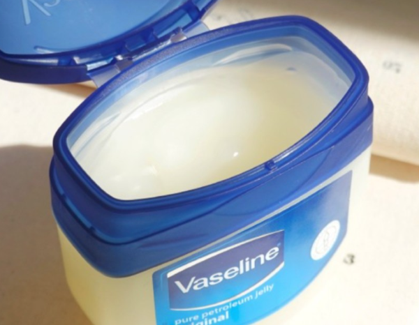 바셀린은 피부에 굉장히 긍정적인 효과가 있습니다
