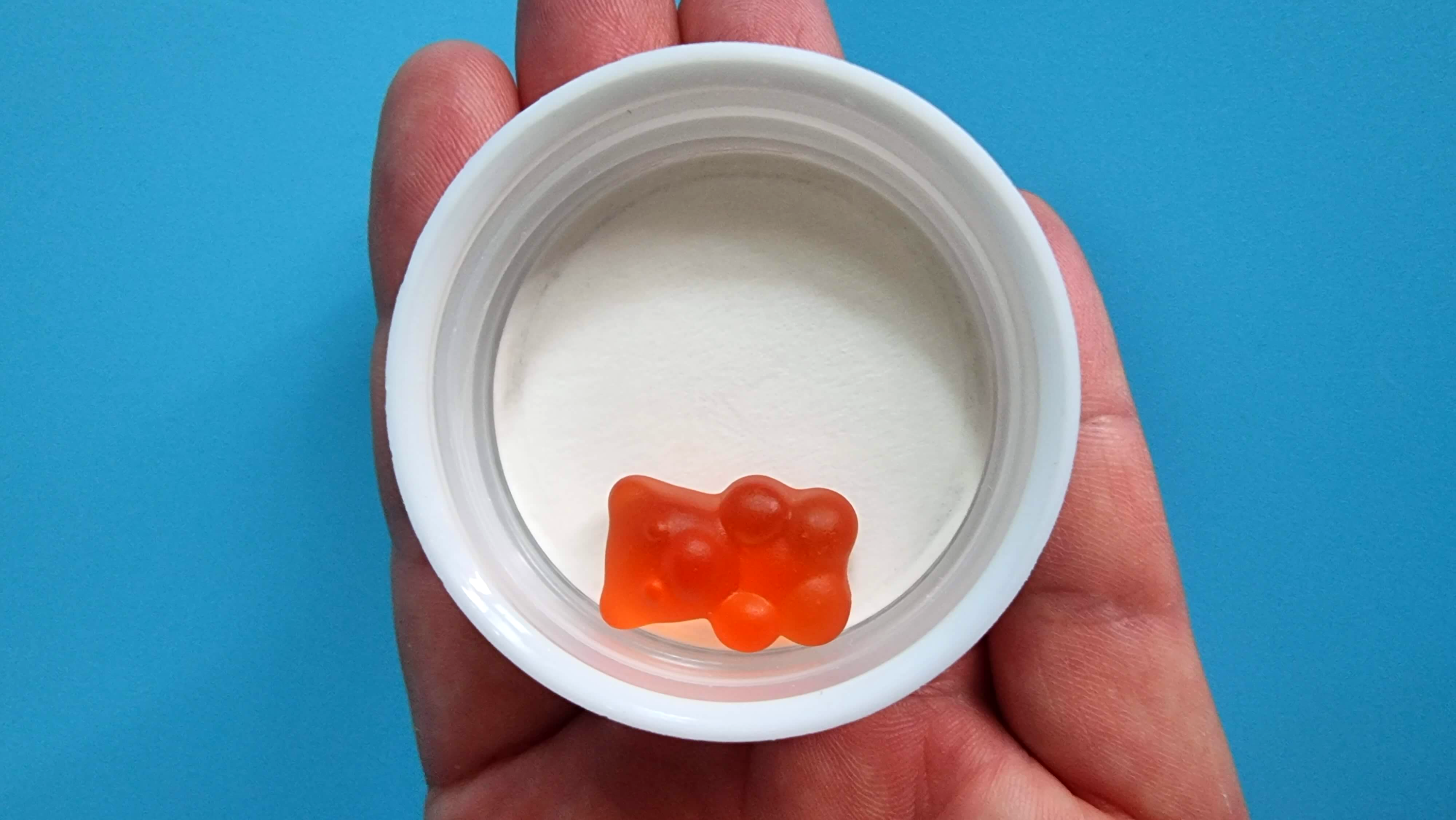 아이 비타민 꾸미 한개를 뚜껑에 올려봄