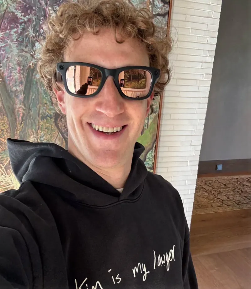 마크 저커버그 회색 티셔츠, 브루넬로 쿠치넬리, 조용한 럭셔리, 수피마 코튼, 억만장자의 유니폼, 올드머니룩, 억만장자 유니클로, 고급 면티 추천, 부자들의 유니클로, 프리미엄 캐시미어 브랜드, 더 로우, 로로 피아나, 선택적 복장 규칙, 미니멀리스트 부자, 티셔츠 소재 종류, 최고급 면 종류