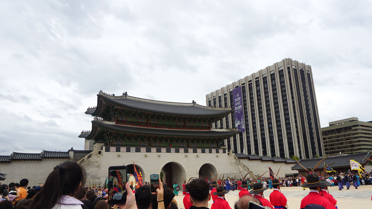 경복궁 수문장 교대식 중 신호를 주고 받고 있다.