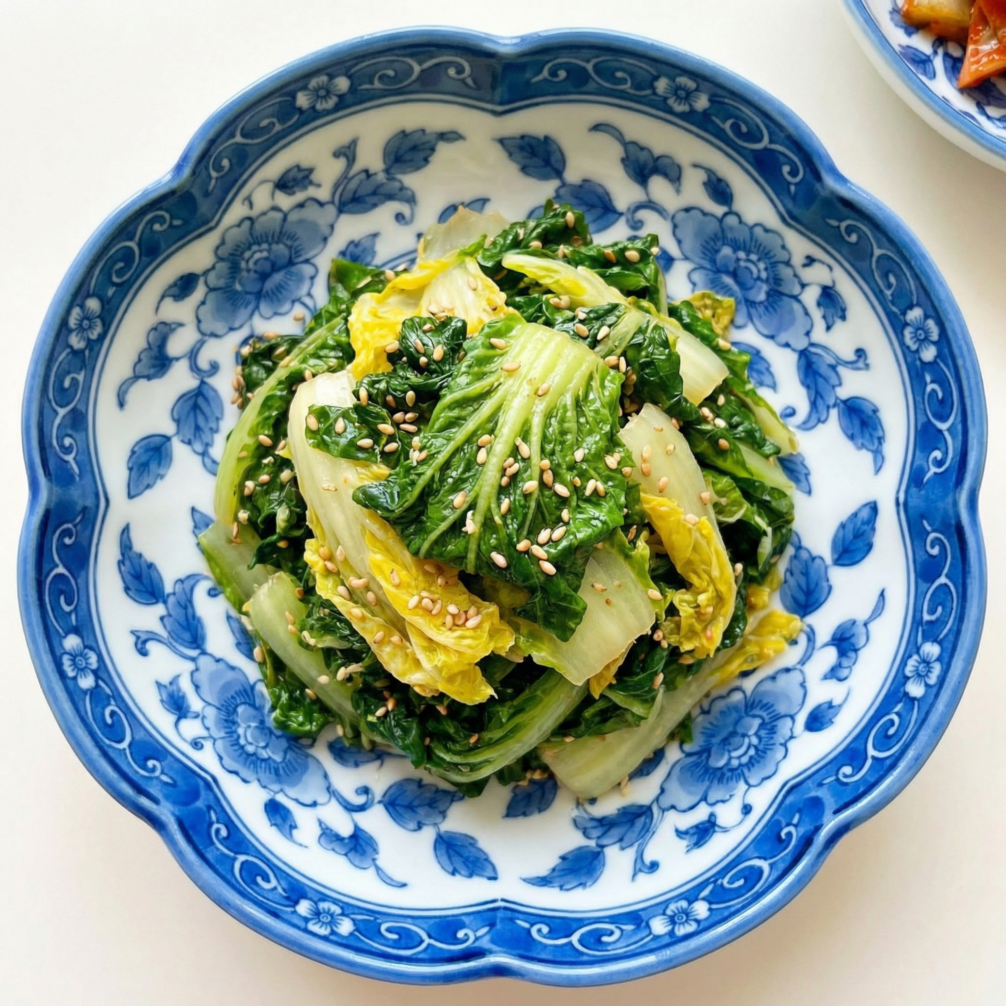 봄동을 살짝 데친 후 무쳐낸 봄동 나물 무침 이미지.