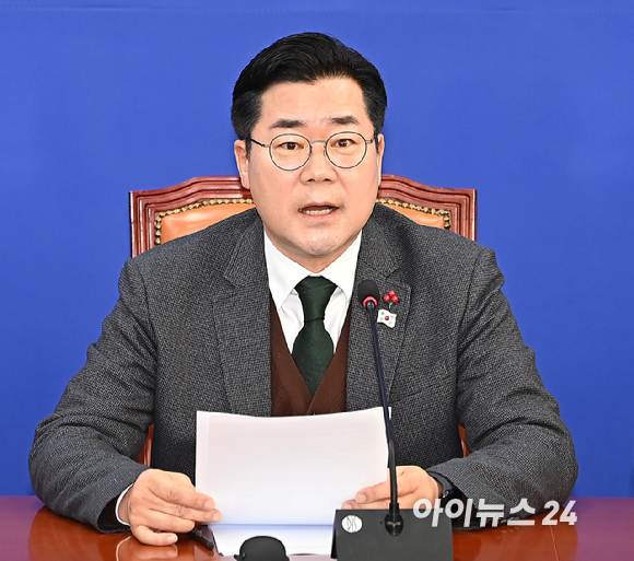 박찬대 더불어민주당 원내대표가 지난 24일 오전 서울 여의도 국회에서 열린 원내대책회의에서 발언하고 있다. [사진=곽영래 기자]