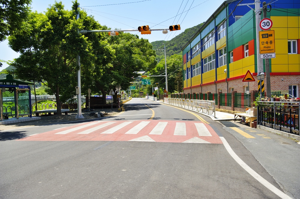 여항면 외암리 마을 앞 거리