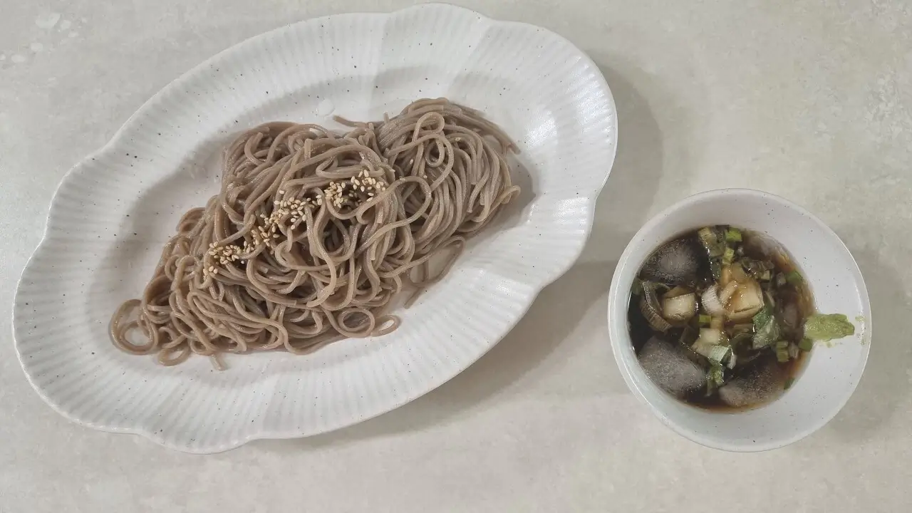 쯔유에 얼음과 물, 대파를 취향껏 추가