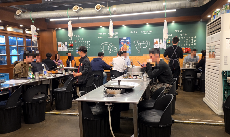 사람들이 식사를 하고 있다