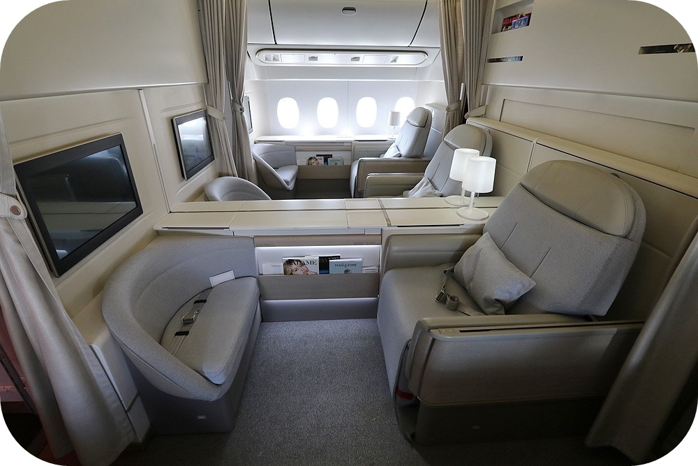 에어-프랑스-항공-b777-기종-일등석-좌석-햇살-창문-쿠션-사진