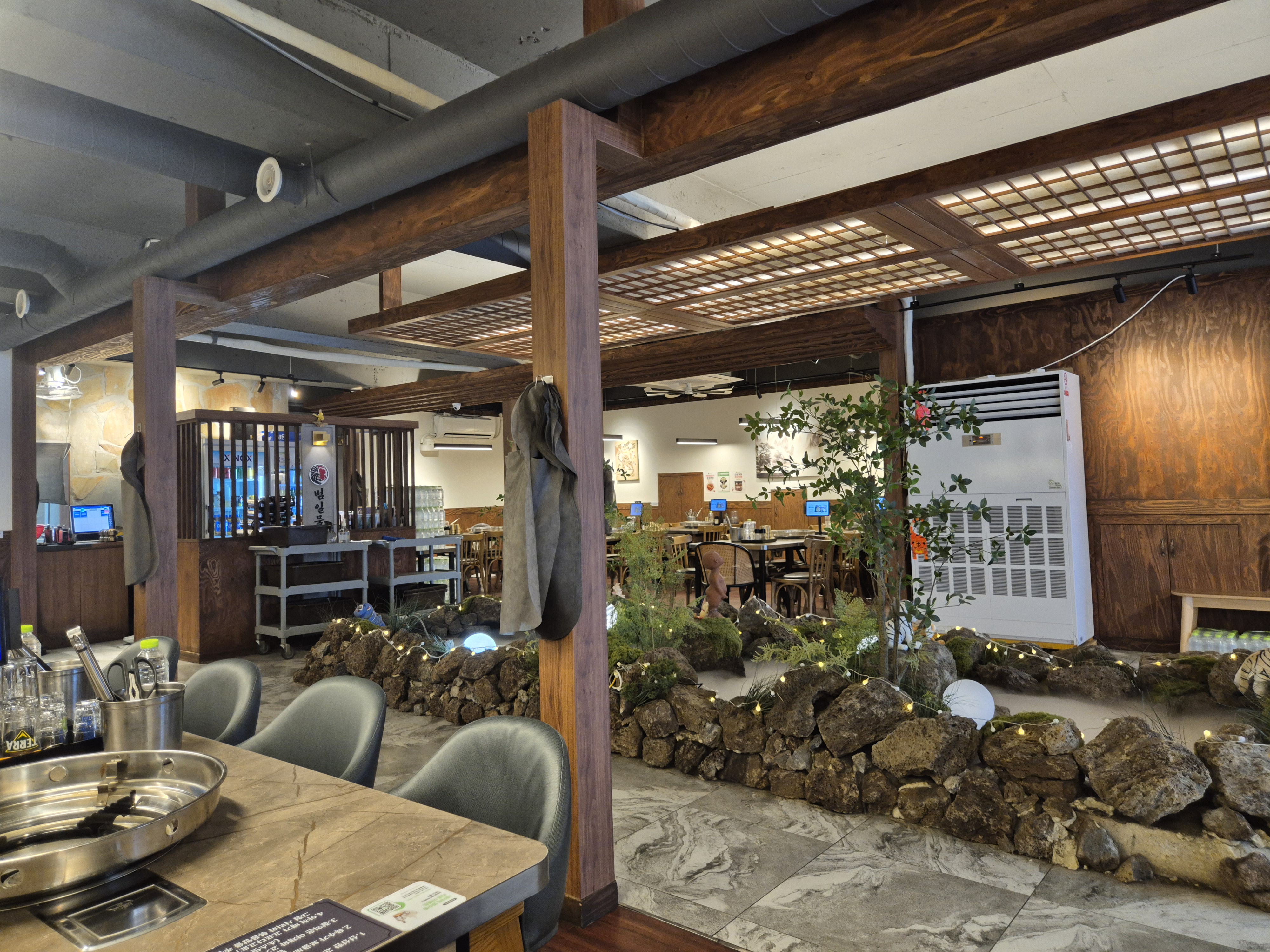 이른 시간이라 아직 홀이 텅텅 비워 있습니다.