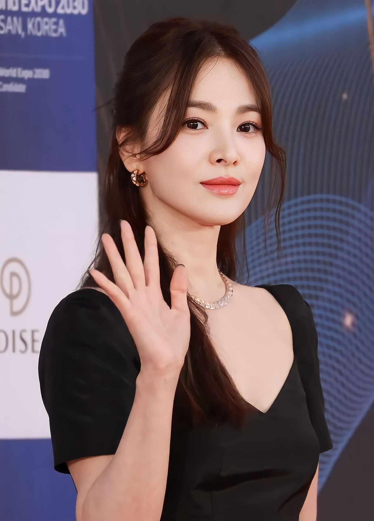 제2회 청룡시리즈어워즈에 참석한 배우 송혜교, 2023년 7월 (사진: K-POPIT 케이팝잇 / Wikimedia Commons, CC BY 3.0)