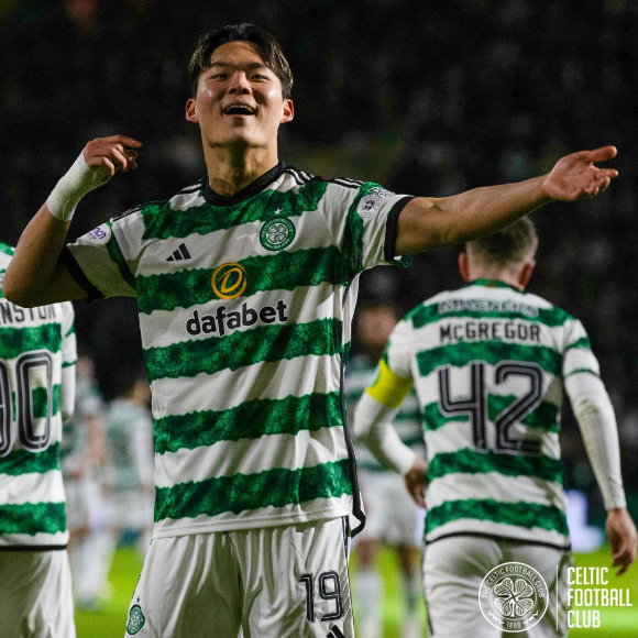 2023 아시아축구연맹(AFC) 아시안컵 대회 기간 한국 축구 국가대표팀 주장 손흥민과 후배 이강인이 물리적 충돌을 빚는 등 내분이 발생한 가운데 이강인 동갑내기인 오현규가 조롱하는 댓글에 불쾌감을 드러냈다. 사진은 스코틀랜드 셀틱에서 뛰는 오현규. [사진=셀틱 트위터 캡처]