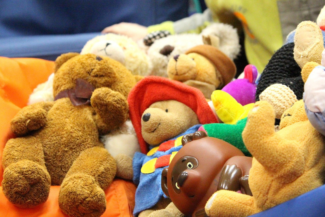 여러 곰인현들이 한데 모여 있다. 중앙에는 테딩턴베어가 빨간 모자를 쓰고 파란색 코트를 입고 있는 모습이 보인다.