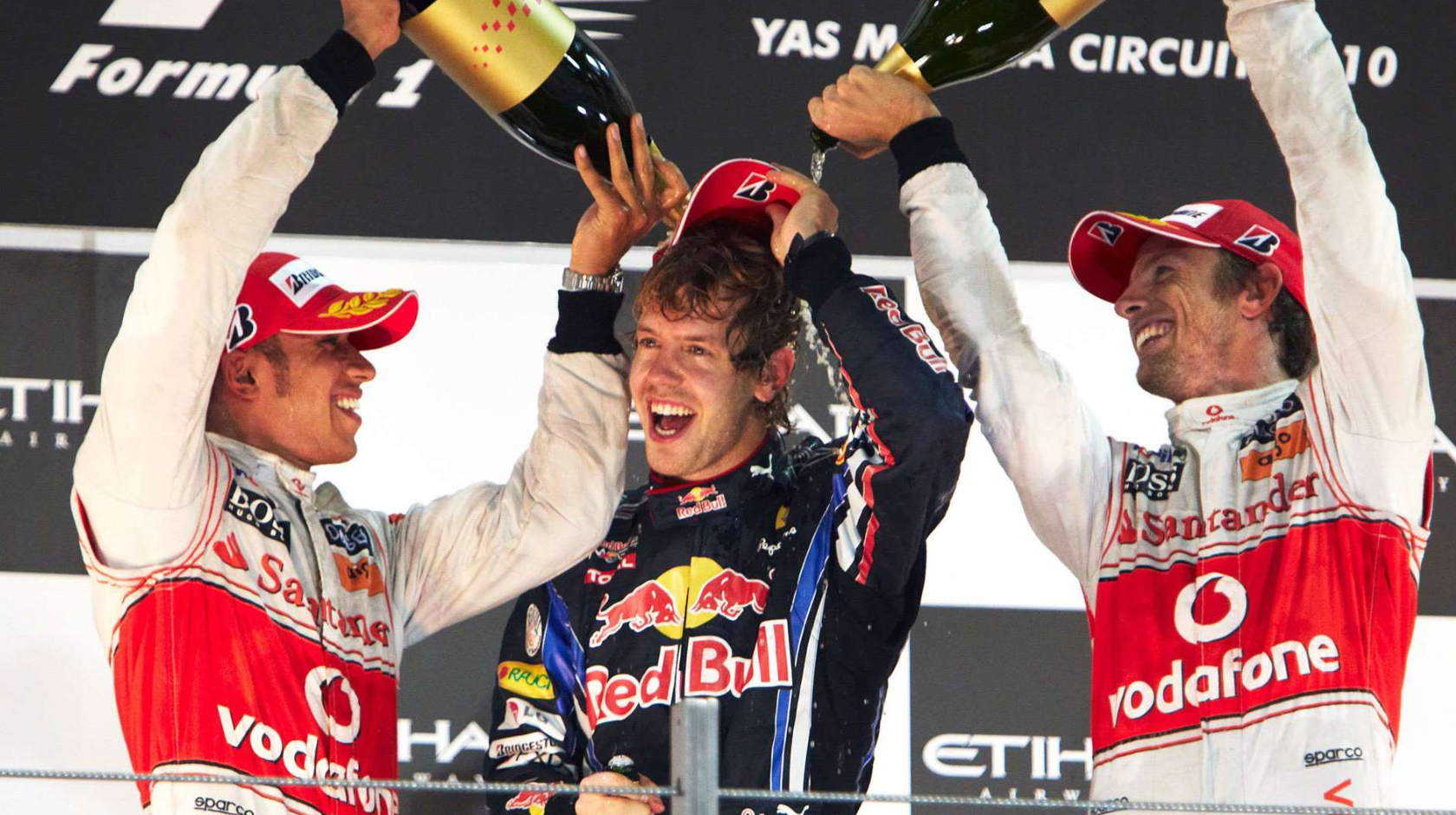 2010년 아부다비 GP 우승자 세바스티안 베텔(가운데)