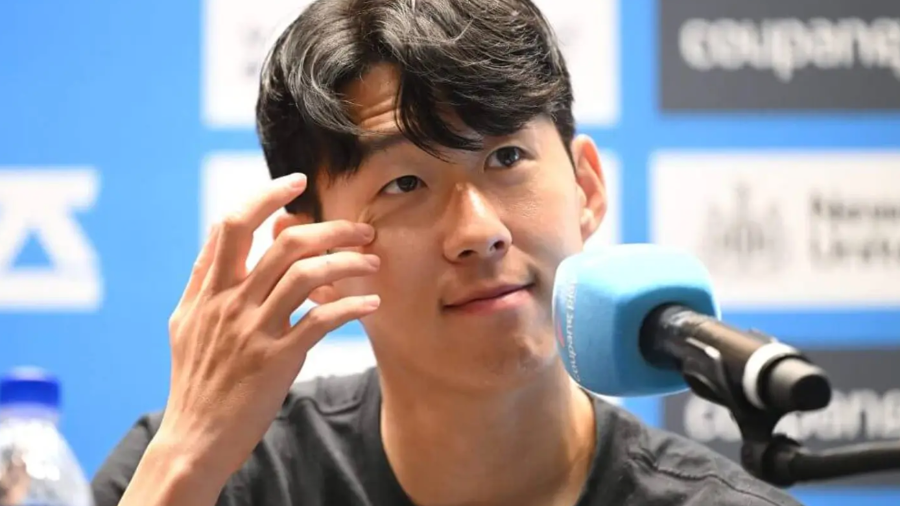 손흥민이 뉴캐슬과의 친선전을 앞두고 자신의 거취에 대해 기자회견 하고 있다.