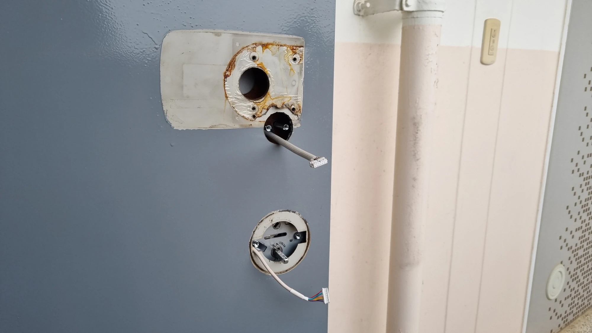 현관문 도어락 구멍