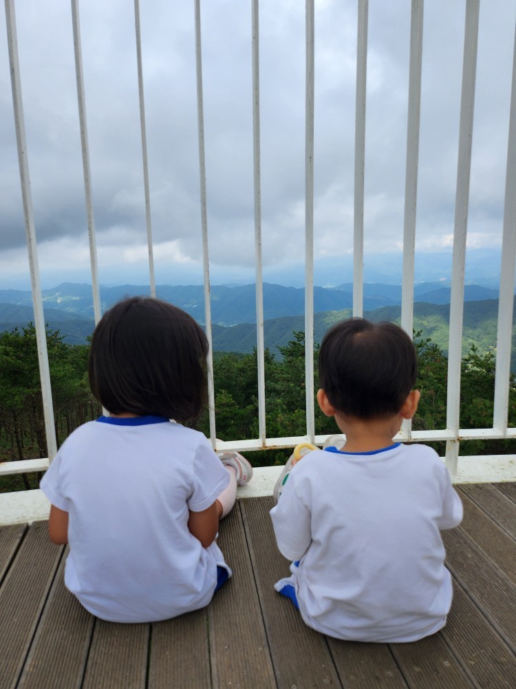 풍경을 바라보는 아이들