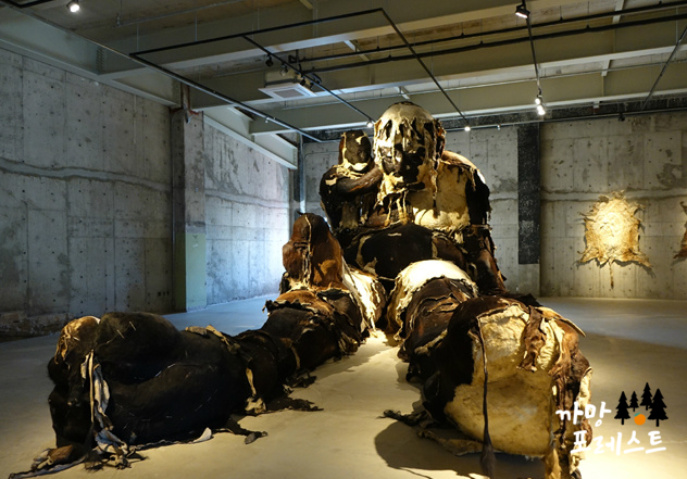 아라리오 뮤지엄 가죽으로 만든 거대한 거인