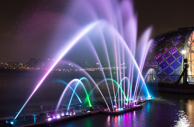 분수가 뿜어져나오는 도시 야경 사진