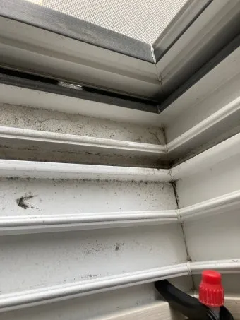 창틀 먼지 진공청소기 솔브러시와 물티슈로 닦는 순서_26