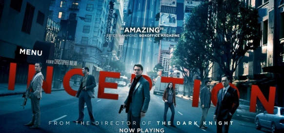 영화 인셉션의 포스터 주인공과 동료들이 도로 한가운데 총을 들고 서있다 무언가를 지키려고 하는 듯 하다.