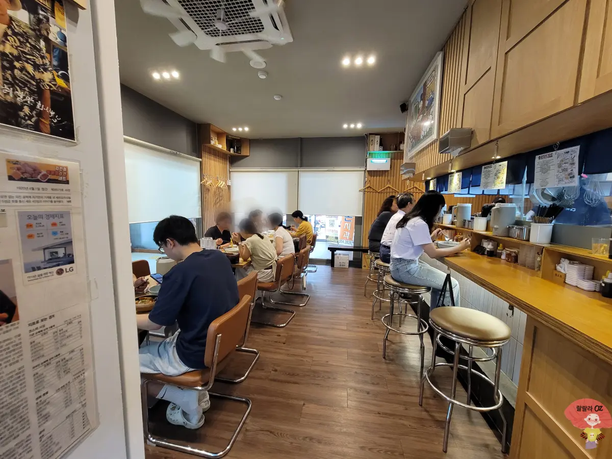 경기-구리시-맛집-우동-키노야-매장-내부-점심식사중인-손님들-이미지