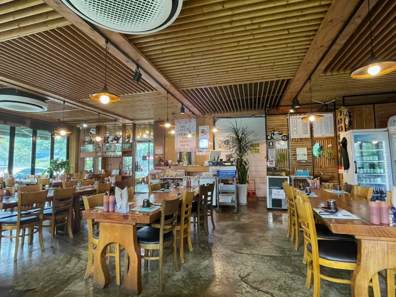 아초원 나무 의자와 식탁이 넓게 자리잡고 있는 모습