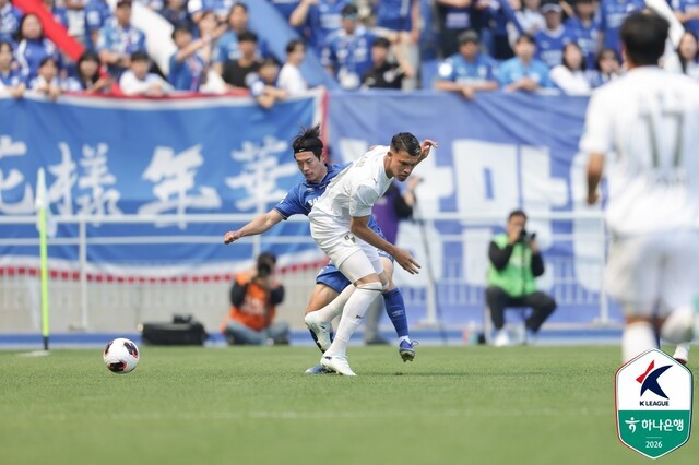 수원 부산 극장승: 수원 삼성, 부산 아이파크에 3-2 극적 승리…K리그2 선두 경쟁 점입가경