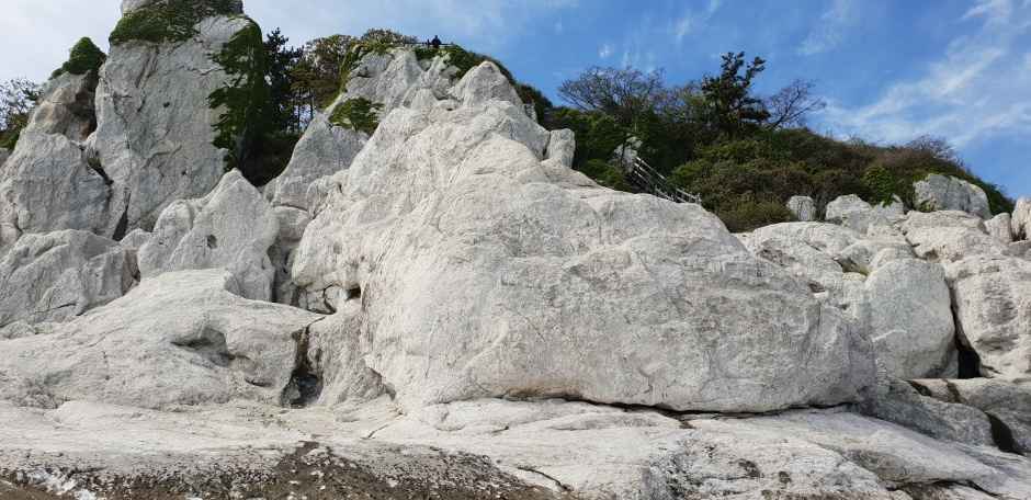 소청도 분바위의 하얀 기암괴석. 흰색 대리암 바위들이 독특한 형태로 솟아 있어 장관을 이룬다. 맑은 하늘과 조화를 이루며 지질학적 가치를 지닌 상징적인 명소.
