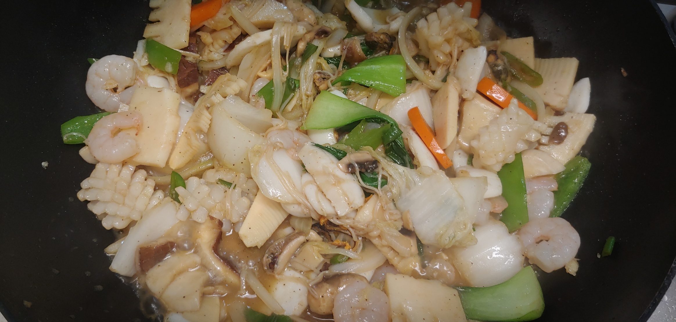 해산물도 모두 넣어 볶아주세요.