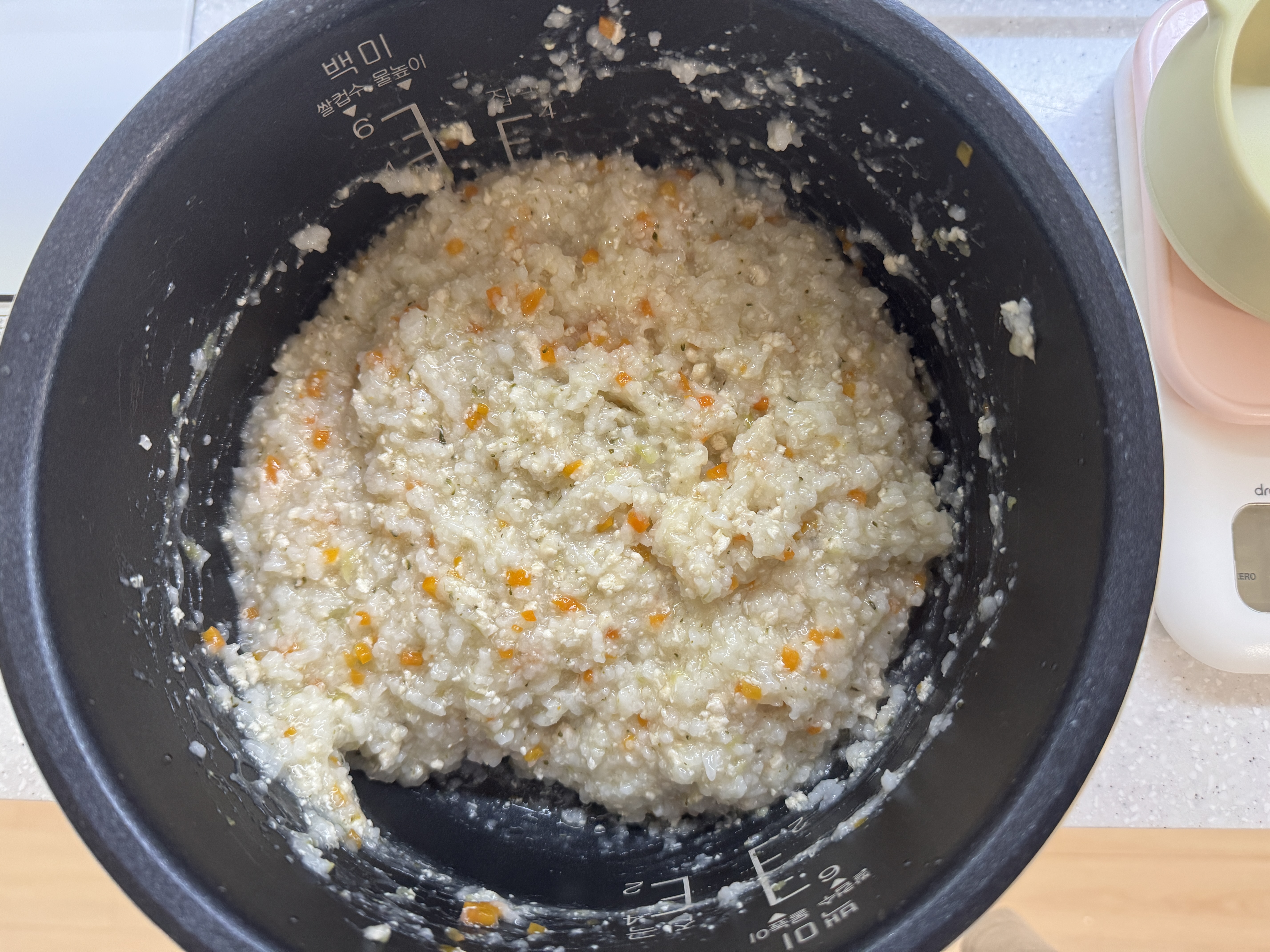 닭고기당근브로콜리죽을 잘 섞어 준 사진