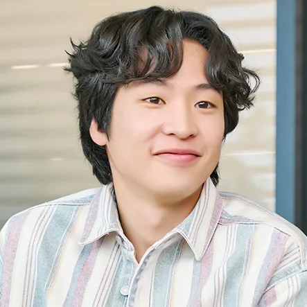 남방을 입고 웃고 있는 무인도의 디바 안동민