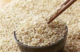 그릇에 담긴 생현미를 집고있는 젓가락